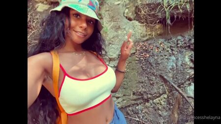Helayna Marie aux gros seins / Princess Marie : gros seins, Brésilienne, OnlyFans, culotte, webcam nue, chez elle