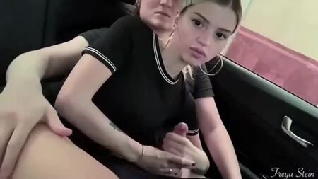 Elle a sucé dans la voiture et a avalé