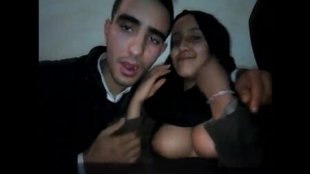 Musulmane en burqa, salope en hijab, suce des seins, écrase des tétons, niqab, musulmane en chaleur, Égyptienne, sharmota, salope professionnelle, arabe