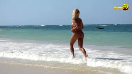 Jenny Scordamaglia : Course sur une plage nudiste en Jamaïque (HD)