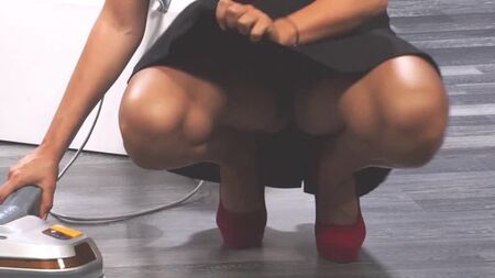 Vivien Konca et son upskirt dans une émission de télévision
