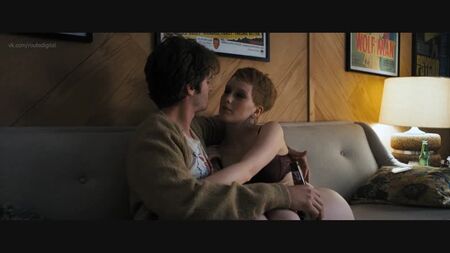 India Menuez, Grace Van Patten, etc. - Under the Silver Lake (2018) HD 1080p : des scènes de nudité ? Sexy ! À voir en ligne
