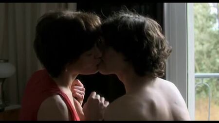 Scène de sexe dans un film mettant en scène une vraie mère avec son fils [ cinéma vintage, célébrités, pute, salope, porno, seins, lait, maman, MILF, mature, viol forcé, chaud ]