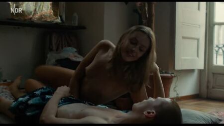 Frida Gustavsson Nude - Tigers (2020) HD 1080p Regarder en ligne