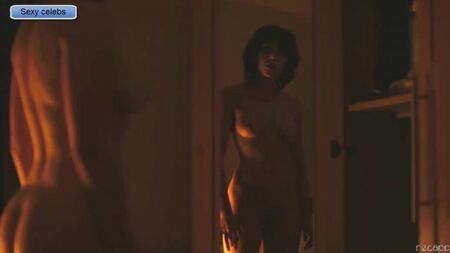 Scarlett Johansson nue se regarde dans le miroir / Nude Scarlett Johansson view itself in the mirror