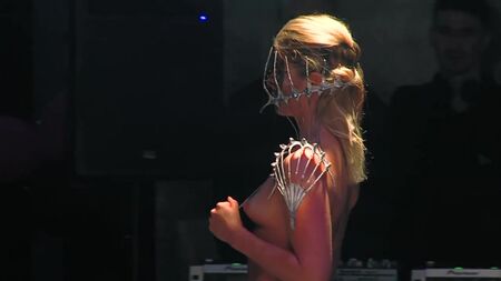 DÉFILÉ DE MODE NUDE À LODI 2014 (FULL HD)