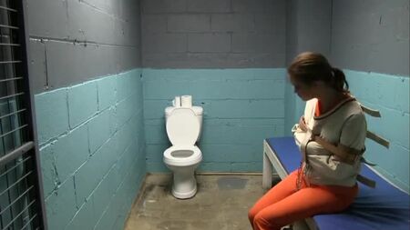 Bondage en camisole de force en prison