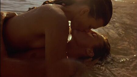 Milla Jovovich nue - Retour au lagon bleu (1991)