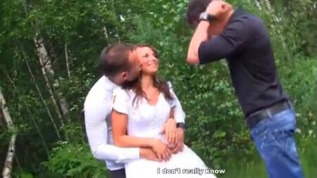 PORNO RUSSE INSOLITE : UNE PROMENADE AVEC UNE JEUNE ET BELLE MARIÉE