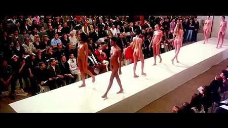 Des mannequins nus sur le podium..mp4