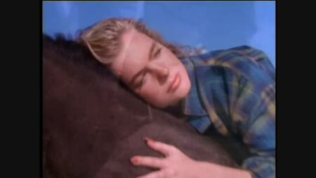 Erika Eleniak dans « Alerte à Malibu »