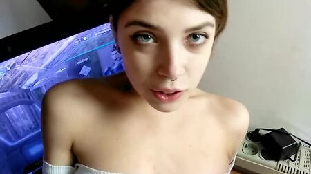 MihaNika69 - [PornHubPremium] - Il a baisé sa copine pendant qu'elle jouait à Apex Legends ¦ Éjaculation faciale en POV - 1080p