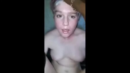 Une ado amateur connaît son premier orgasme avec un Black