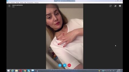 Une jeune fille russe nue montre ses seins et son sexe sur Skype à Moscou