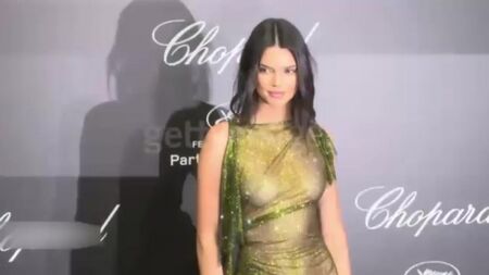 Kendall Jenner nue - Cannes (mai 2018)