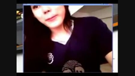 Nong Paeng, une jeune fille du Buriram FC SB, exhibe sa poitrine généreuse aux tétons roses et son magnifique sexe, dévoilant toute sa sensualité devant la caméra de Camfrog