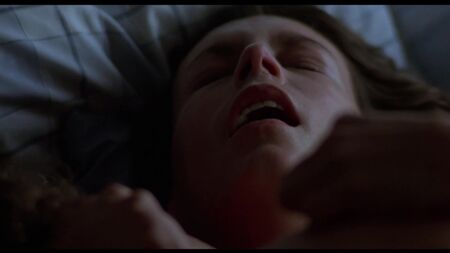 Jamie Lee Curtis nue - Blue Steel (1990)