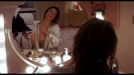 Rhona Mitra nue - L'Homme invisible (2000) HD 1080p Regarder en ligne / Rhona Mitra - L'Homme invisible