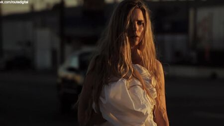 Brit Marling nue dans *Sound of My Voice* (2011) HD 1080p - Regarder en ligne / Brit Marling - *Sound of My Voice*