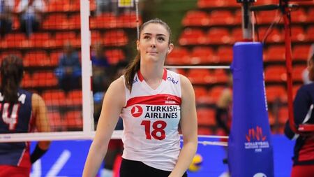 Une joueuse de volley-ball aussi belle que talentueuse. Zehra Gunes (HD)