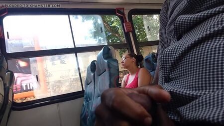 Branlette dans le bus pour une jeune fille