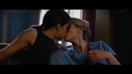 Scène torride de baisers lesbiens avec Michelle Rodriguez dans NEMESI (4K ULTRA HD)