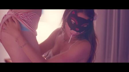 Nichole Bloom, Fabianne Therese - Teenage Cocktail (2016) HD 1080p - Des scènes de nudité ? Sexy ! À voir en ligne