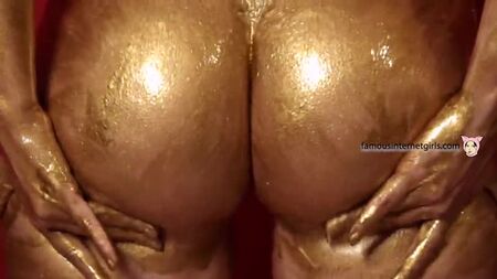 Lauren Summer - Baignoire dorée nude
