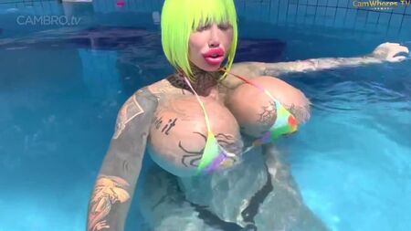 Bimbo Marie-Madeleine : gros seins et gros cul