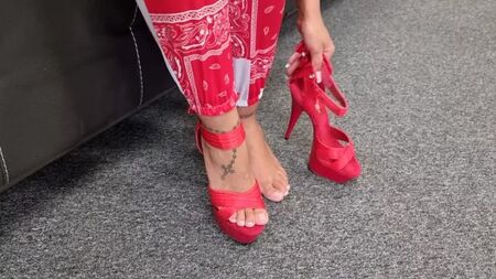 [Shoes Of Hollywood] Ashley essaie les escarpins à talons de 15 cm en satin rouge DELIGHT-668 de Pleaser, avec un survêtement à motif bandana et paisley