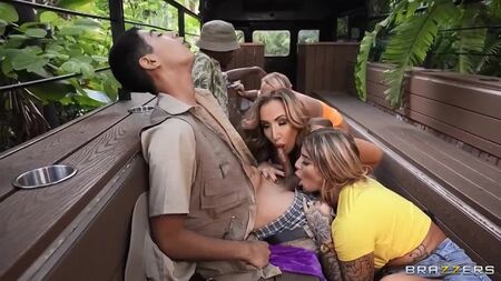 Richelle Ryan, Mellanie Monroe et Lolly Dames - Une guide touristique bien excitée : gros seins, fellation, levrette, position du missionnaire