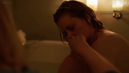 Amy Adams (scènes torrides d'Amy Adams dans « Sharp Objects », saison 1, épisode 8, 2018)