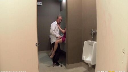 Sexe dans les toilettes du restaurant