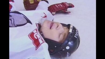 Le fan a donné le joueur de hockey pour la baiser en anal