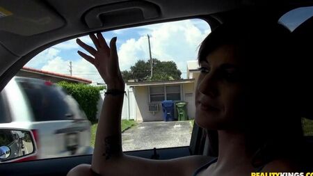 Putain maigre avec camionnette dans la voiture