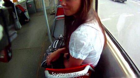 L'étranger suce le gars dans les buissons
