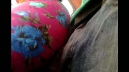Frotte une colonne montante sur les femmes dans un bus