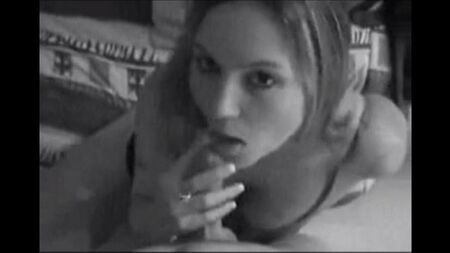 La fille n'hésite pas à prendre une bite et un sperme dans sa bouche