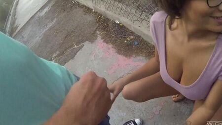 Les gars baisés dans la rue sur la caméra