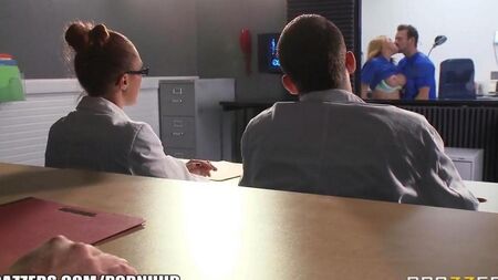 Le médecin baise une fille des stagiaires en pratique dans son bureau