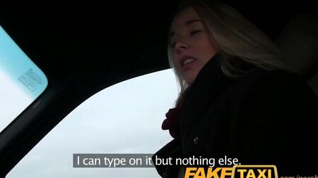 Sexe amateur avec une blonde dans une voiture