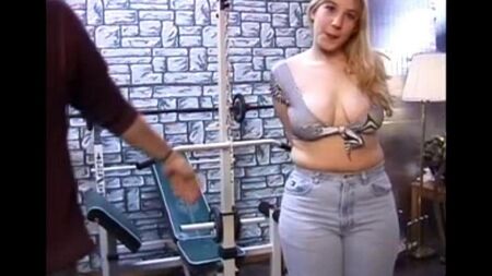 Une femme longue aux airs à toit naturel examine le pénis d'un homme