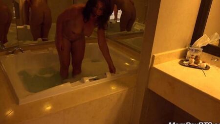 Sexe privé dans la salle de bain