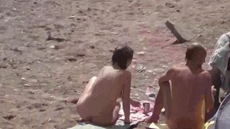 Les filles nues se baignent dans la mer