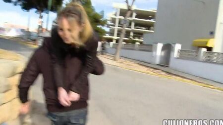 Baise dans la rue avec une jeune fille