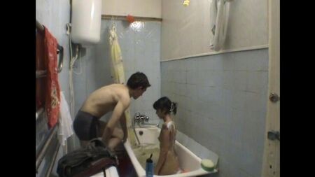 Sœur et frère sont inceste dans la salle de bain