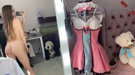 Kate Kuray se met en scène nue devant le miroir 20210417.mp4
