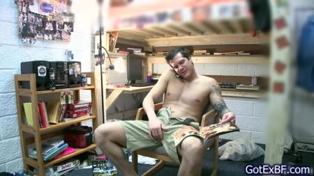 sexe au téléphone (se masturbe avec un pénis circoncis)