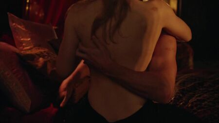 Emily Bett Rickards nue mais couverte – Arrow (2015) saison 3, épisode 20, HD 720p