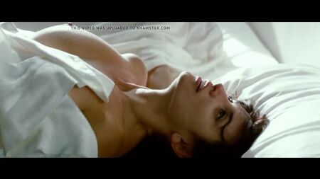 Seins séduisants, actrice sexy, tétons sexy, gros seins, scène de sexe dans un film hollywoodien, seins nus, corps sexy, jeune prostituée qui prend du plaisir avec un vieil homme